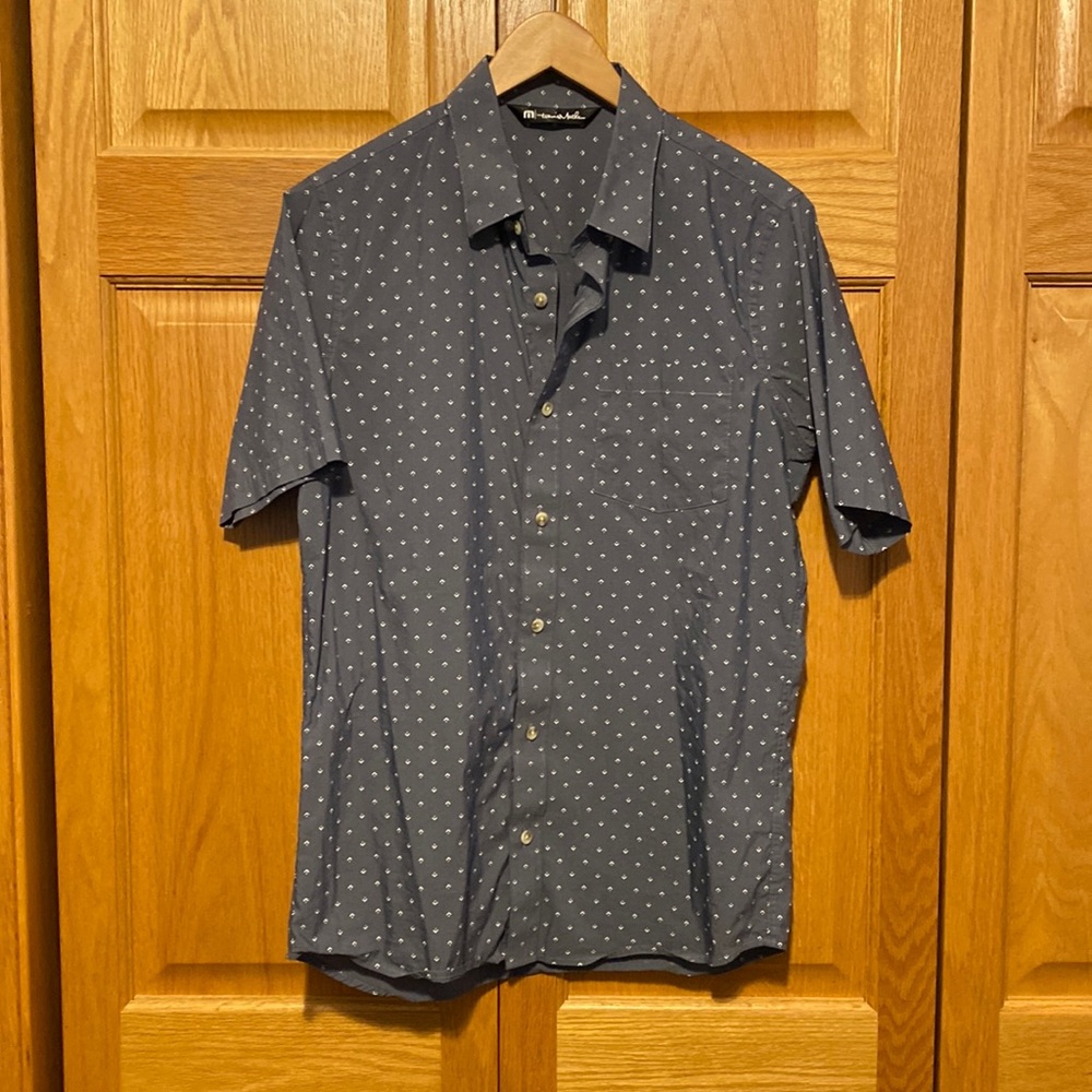 Travis Mathew blue button up shirt men’s size small. Like new condition